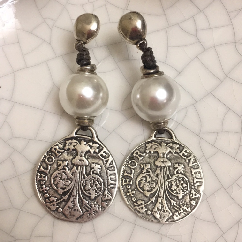 Uno de 50 Alexandria Earrings!💕